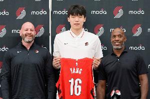 不赞成杨瀚森回来打亚洲杯 目前最重要的是在NBA站稳脚跟