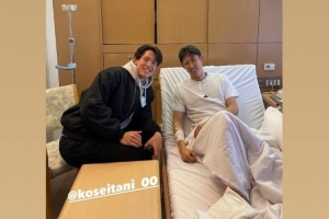 ManBetX官网-日本门将谷晃生看望伊藤洋辉，后者社媒晒合照：距离复出又近一步