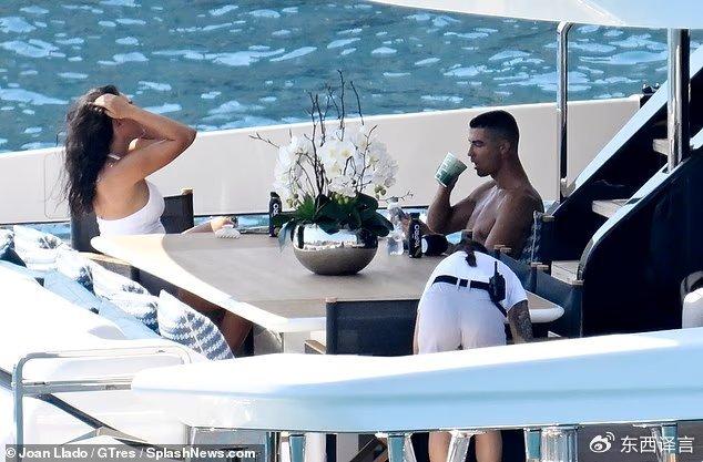 C罗带乔治娜享受游艇时光，“个人原因”未赴队友葬礼，争议持续