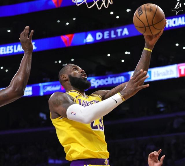 ManBetX官网-不搭理库里保罗 带病出战又输球 詹姆斯火速离场