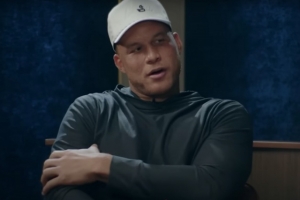 格里芬：刚被选中时斯特林带我到派对上 和人们一起摸我腹肌