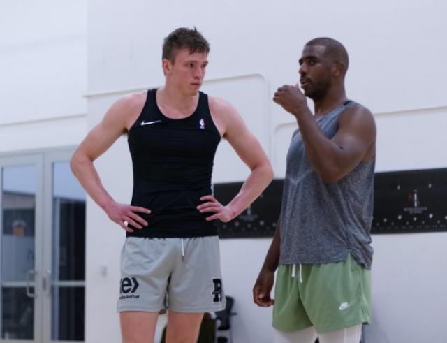 万博体育-湖人连收利好！八村垒伍德康复 韦少保罗指点新星